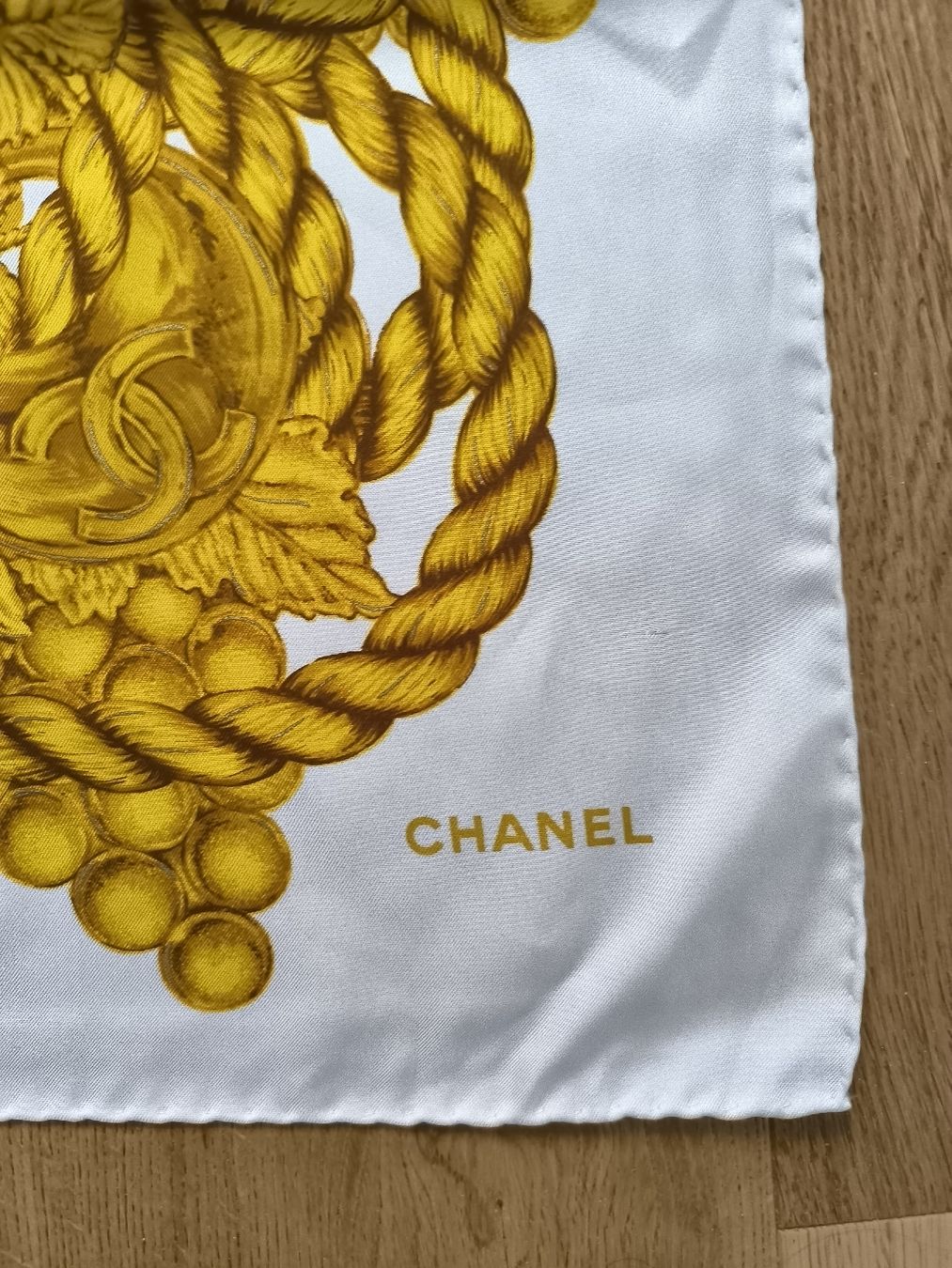 Chanel Foulard & Sciarpe: Carré Chanel en soie – Nuovo (secondo la descrizione) da Niederuzwil venduto da eli_7zvt 1