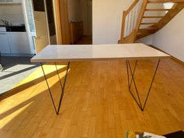 Table blanche – pieds métal noir