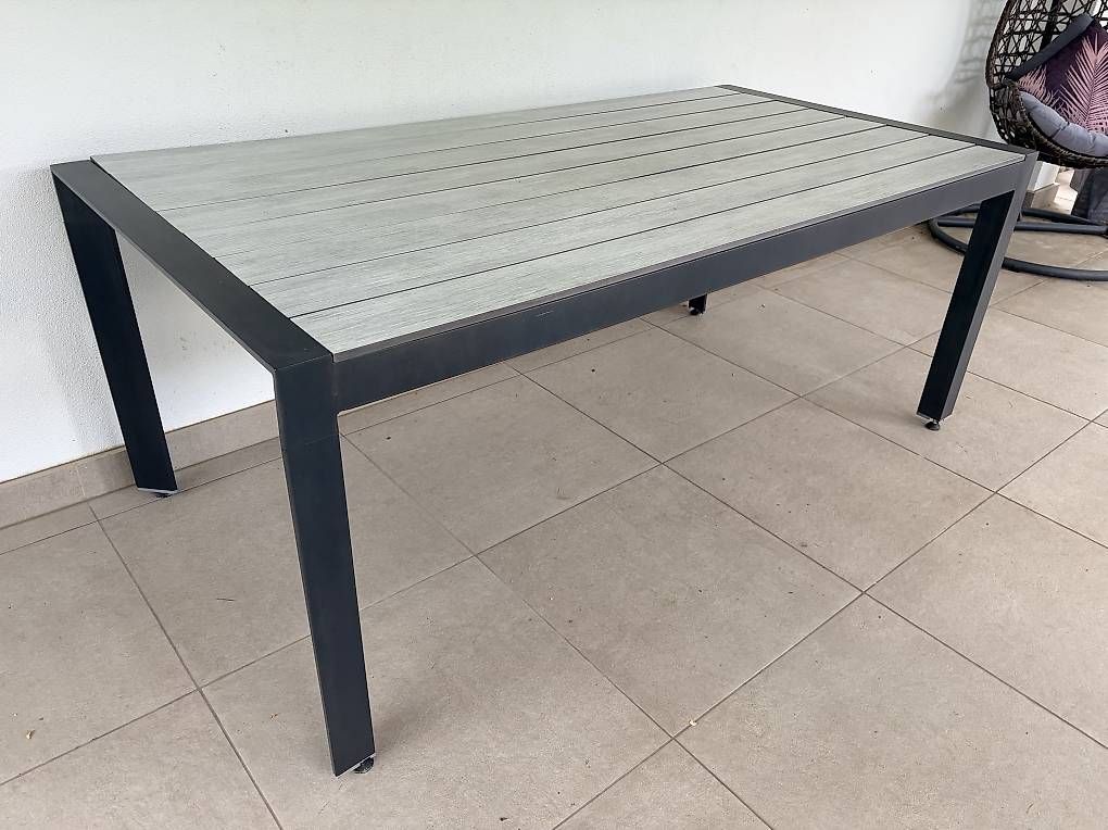 Tables: Table de jardin à donner  – D'occasion à Remaufens par shinoda