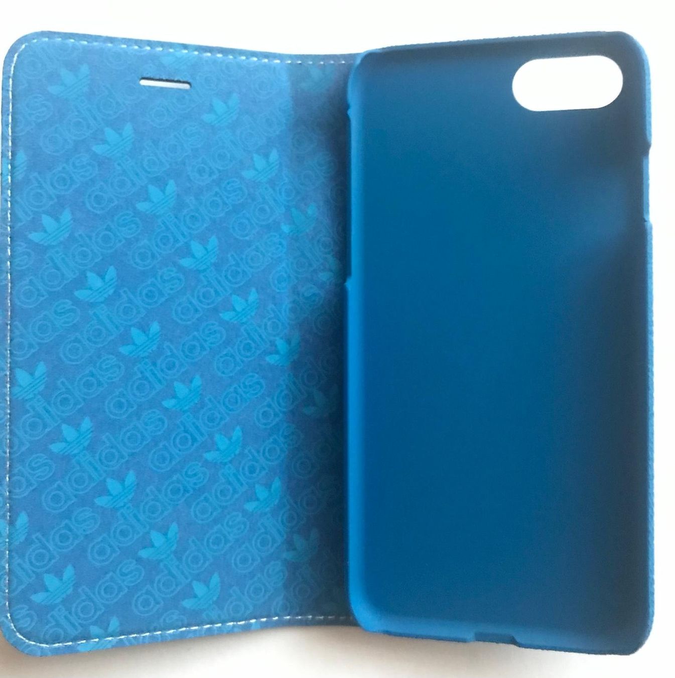 Covers & Schutzfolien: ADIDAS - IPhone 7/8 Booklet Kunstleder Etui - Blau – Neu (gemäss Beschreibung) aus Bassersdorf von maga1g 2