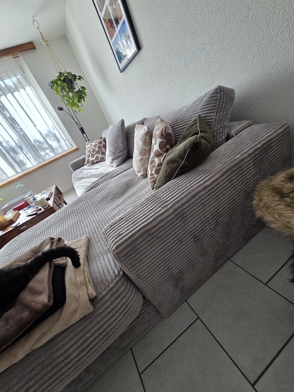 Conforama Sofas: Ecksofa Cordstoff hellgrau mit Recamiere rechts  – D'occasion à Riniken par widmersteffi 9