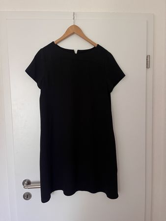 Schwarzes Kleid
