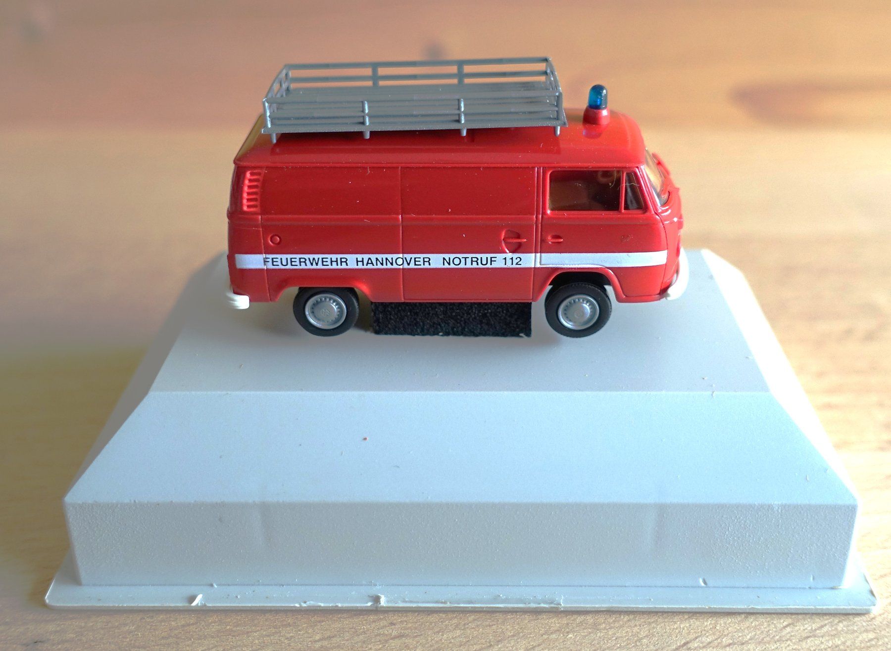 Volkswagen Modellini d'auto: VW T2 Interschutz Hannover. Brekina. – Usato da Horw venduto da SwissSteamMemories 1