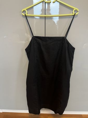 Schwarzes Leinenkleid mit Taschen