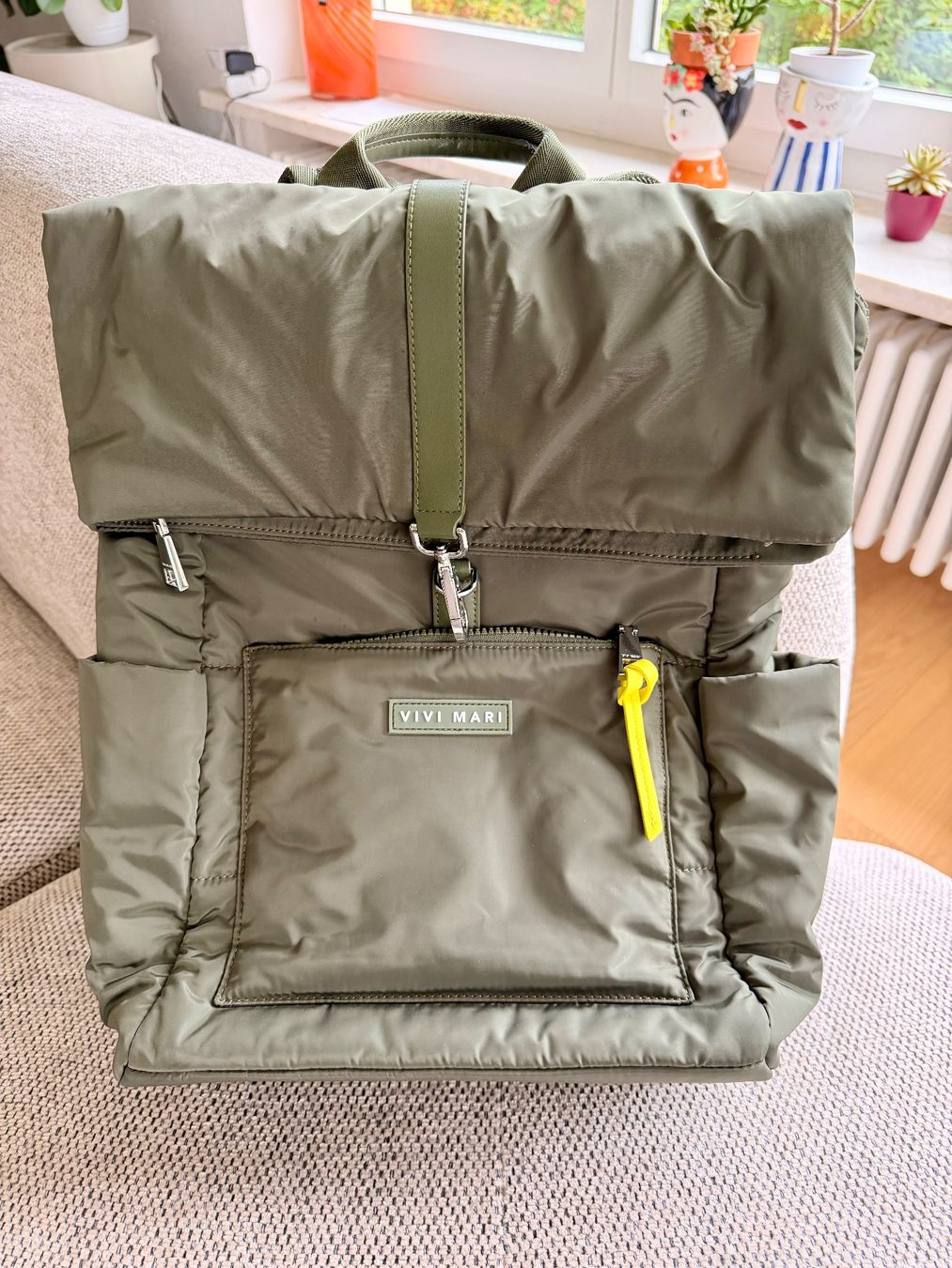 Vivi Mari Zaini: VIVI MARI Padded Backpack Medium Olive Laptopfach – Nuovo (secondo la descrizione) da Küsnacht ZH venduto da santa_cruz84 1