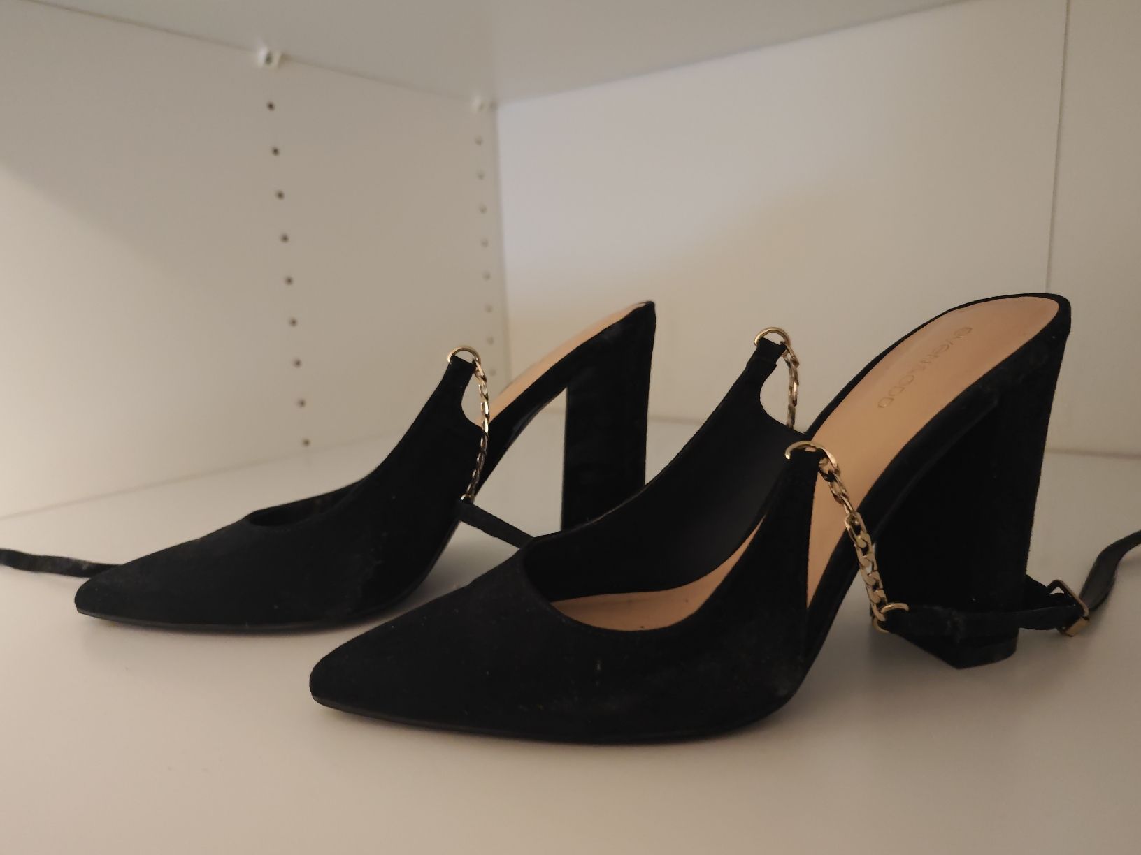 Scarpe da donna: Schwarze Even&Odd Pumps Gr. 39 mit Goldkette – Usato da Wädenswil venduto da macik 1