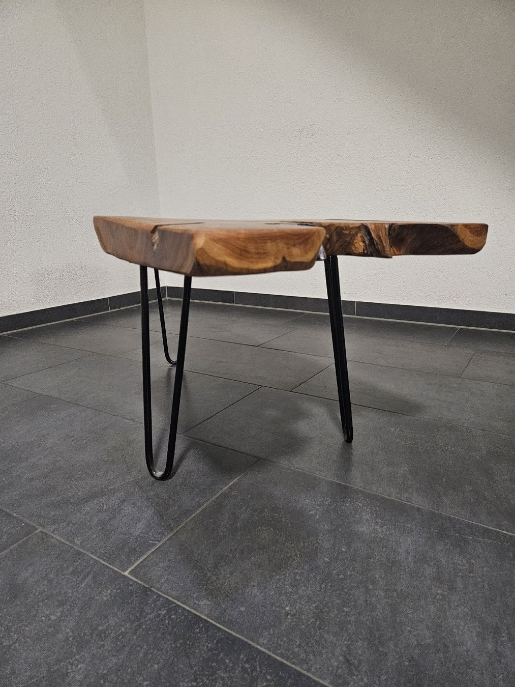 Tables: Couchtisch Baumkante mit Metallbeinen Unikat – D'occasion à Buchs ZH par rit_s6kv 8