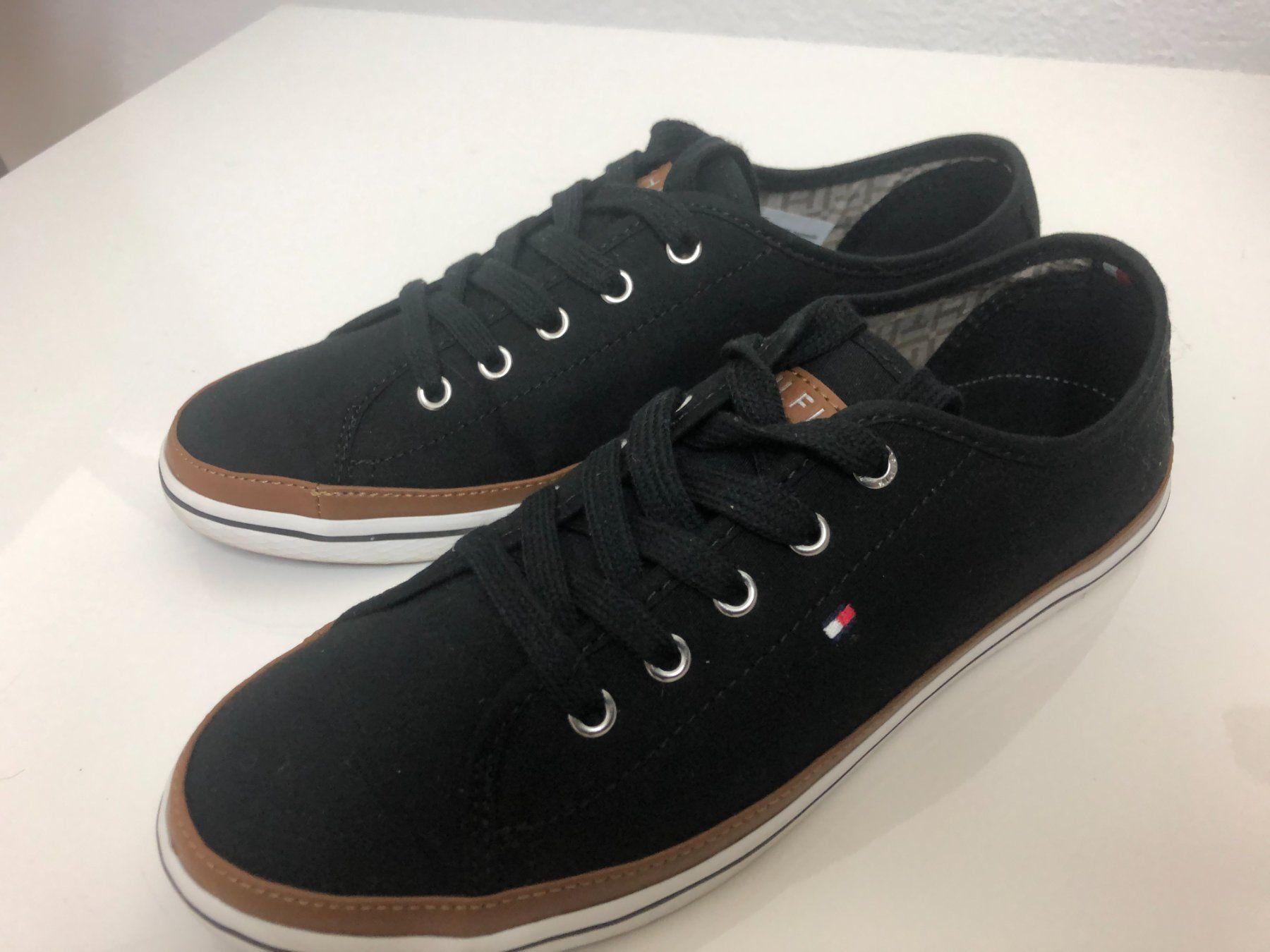 Tommy Hilfiger Damenschuhe: Neue Sneakers von Tommy Hilfiger – Neu (gemäss Beschreibung) aus Gränichen von lizama