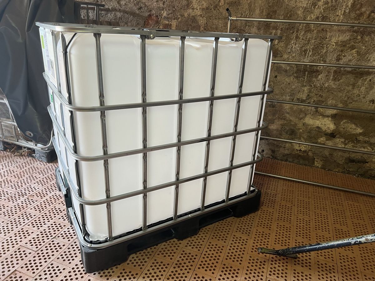Abbeveratoi e trogoli: Ibc 1000 Liter Tank mit Heizung – Usato da Finsterhennen venduto da 18dave1992 2