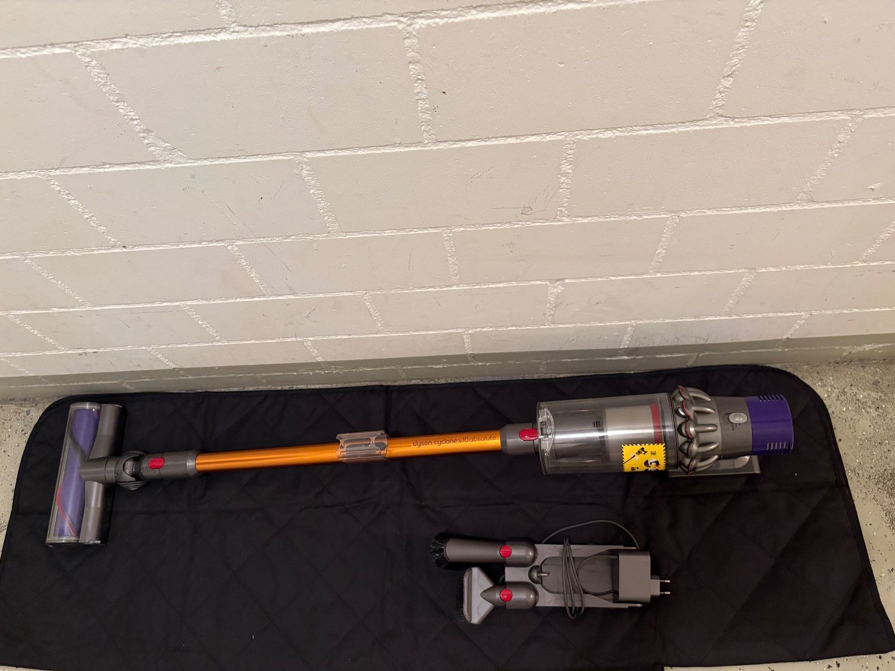 Dyson Aspirapolveri & Accessori: Dyson V10  Handstaubsauger mit Zubehör – Usato da Lausen venduto da sen_jm7c