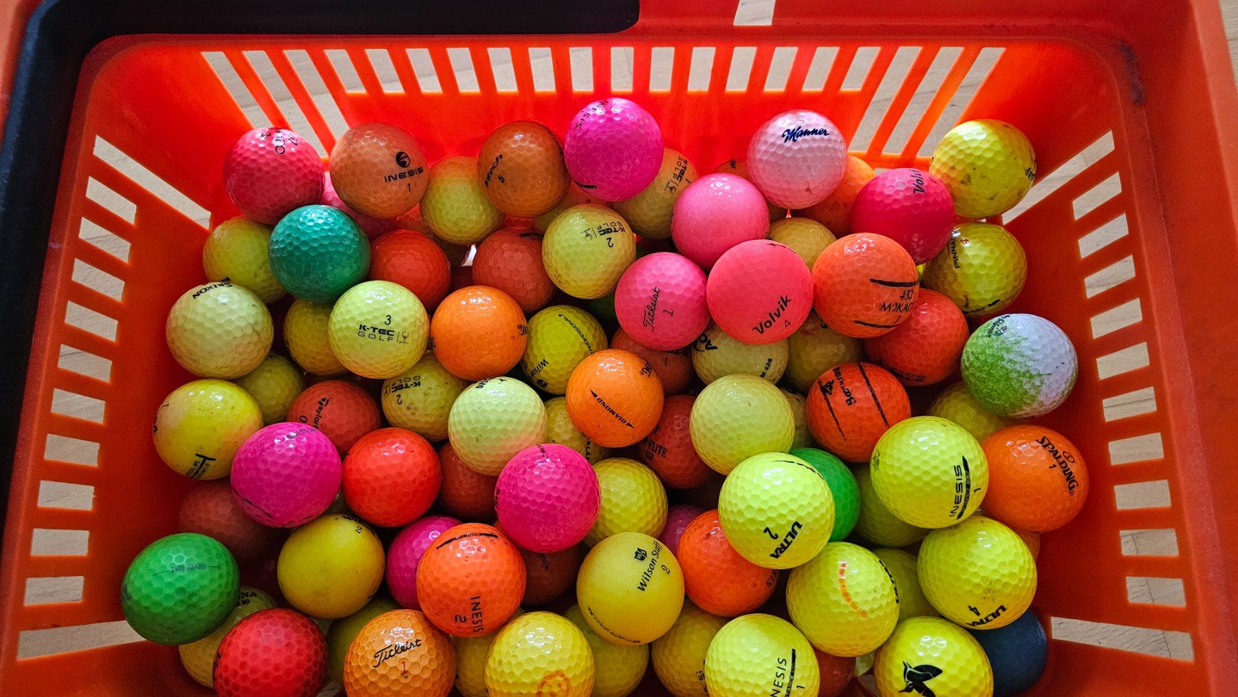 Bälle: Golfbälle farbig, ein Einkaufskorb voll – Gebraucht aus Winterthur von Xerena