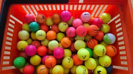 Golfbälle farbig, ein Einkaufskorb voll