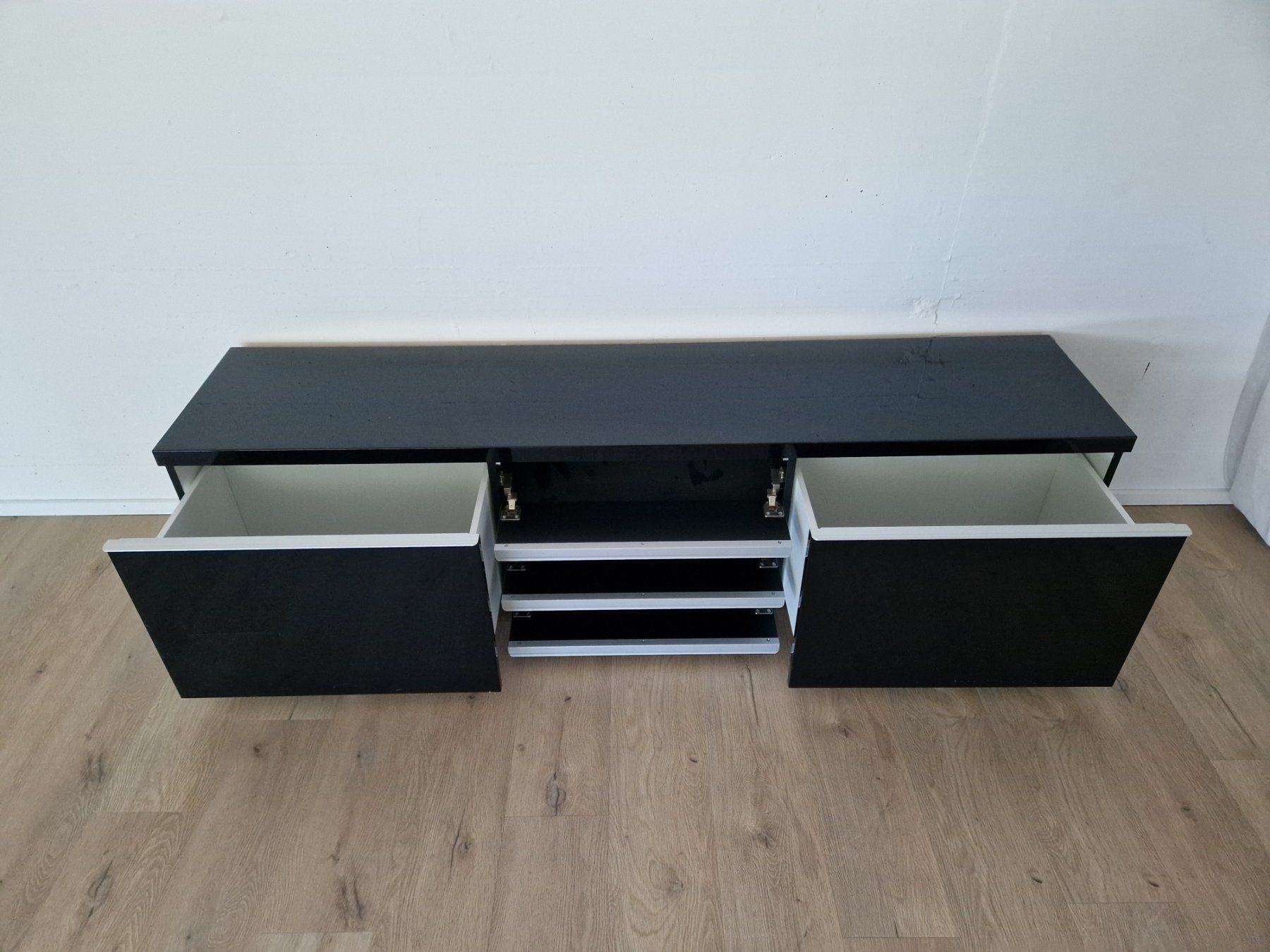 Ikea Mobili TV: IKEA TV-Sideboard Besta 180x40x48 - ab CHF 1.00 – Usato da Rheinfelden venduto da Suxesiv 1