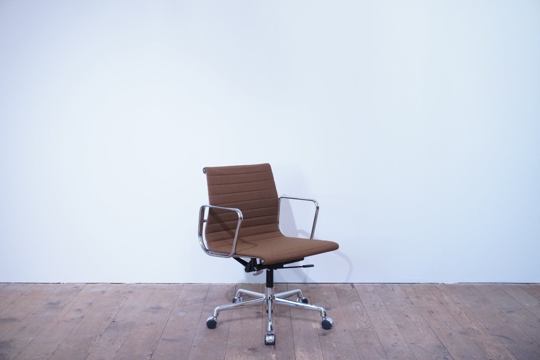 Vitra Sedie: Vitra Eames Alu Chair EA117 Hopsak braun – Usato da Bad Zurzach venduto da QLASSIQ