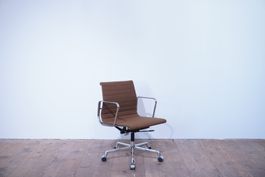 Vitra Eames Alu Chair EA117 Hopsak braun