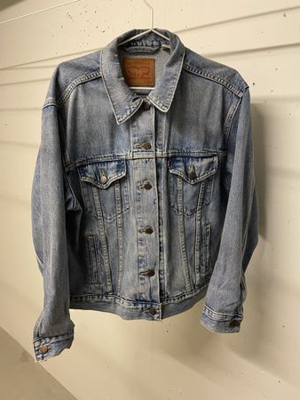 Levi's Denim Jacket - Classic Style, Size XL, Spring!