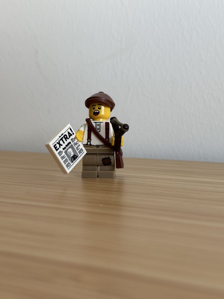 Lego Statuette: Lego Junge mit der Zeitung – Nuovo (secondo la descrizione) da Neuhausen am Rheinfall venduto da Laghi 2