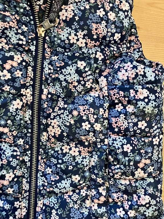 Altro abbigliamento per bambina: Gilet Blumen 110/116 und 122/128 – Usato da Brunnadern venduto da Bumlebee 2