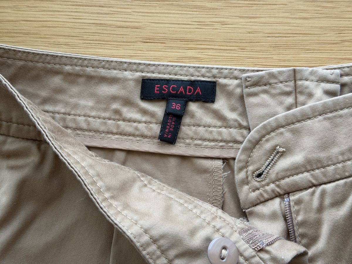 Escada Pantaloni: ESCADA Beige Shorts, Size 36 – Usato da Kirchberg SG venduto da deeann 1