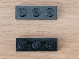 Lego - 2 pièces noires plates à 3 tenons