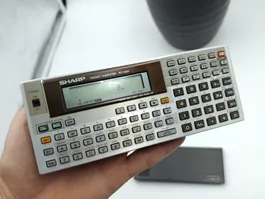 Sharp PC-1450 Taschenrechner mit neuen Batterien
