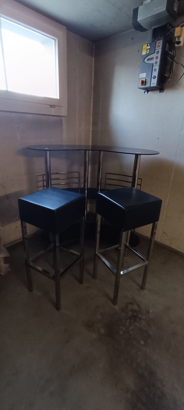 Tavoli: Stylish Bar Stools and glass Bar Table – Usato da Rothenhausen venduto da Norahopeb 2