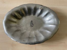 Zinnschale Schale Zinn oval punziert graviert Füsse Platte