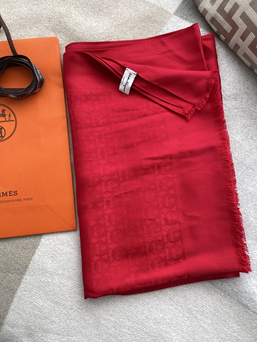 Salvatore Ferragamo Foulard & Sciarpe: Ferragamo Silk Wool Stola NEU – Nuovo (secondo la descrizione) da Wichtrach venduto da Adriana222
