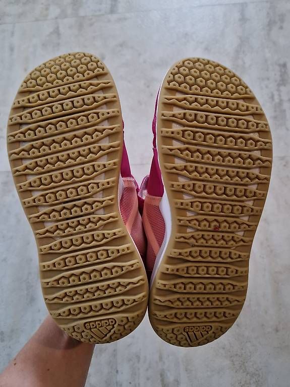 Chaussures garçon: Hallenturnschuhe Grösse 31 – D'occasion à Gelterkinden par Eve1711 1