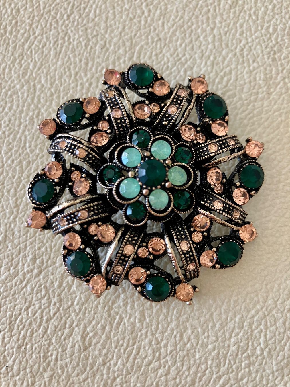 Broches & Aiguilles: Brosche – Neuf avec emballage d'origine à Walchwil par Maxana 1