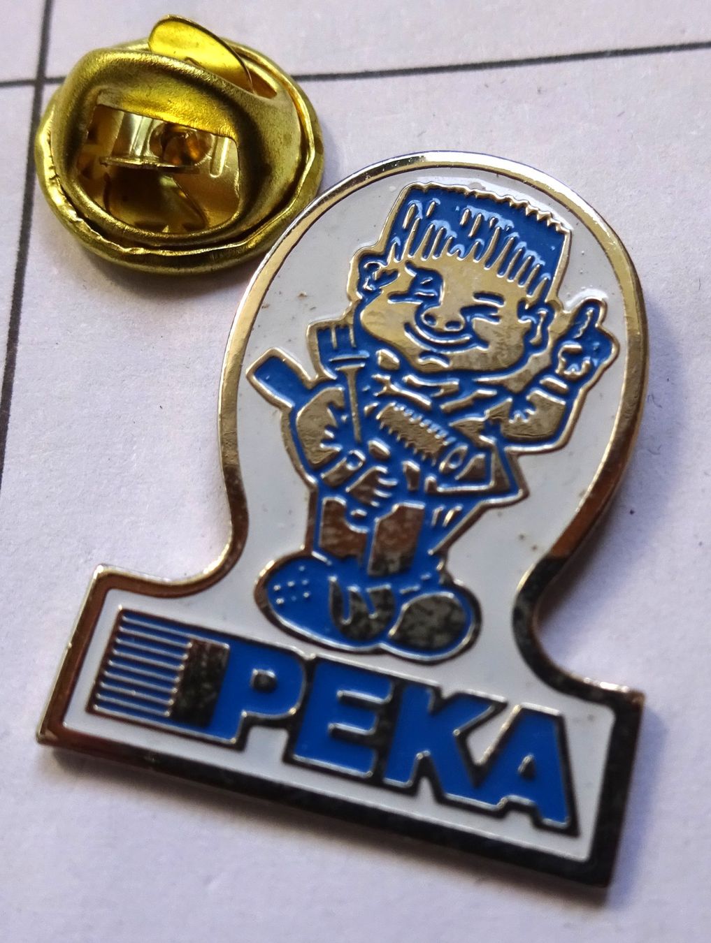 Plaquettes & Badges: Pin  P E K A  Mann mit Zeigfinger – D'occasion à Utzenstorf par BUtter81