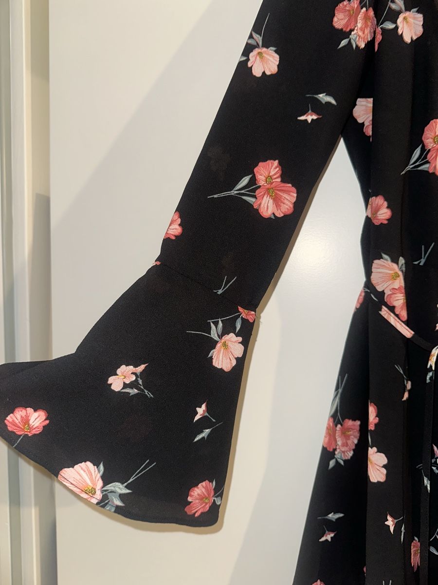 H&M Kleider: H&M Blumen Wickelkleid – Gebraucht aus Zürich von laurenmzh 1
