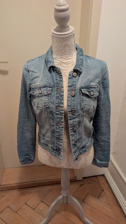 Damen Jeansjacke ONLY Grösse 34 hellblau guter Zustand