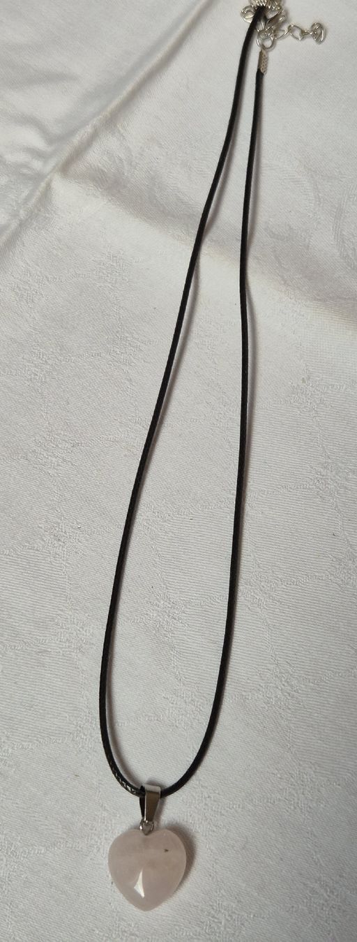 Autres bijoux: Halskette mit Stein Anhänger – Neuf avec emballage d'origine à Höfen b. Thun par enr_7xsd