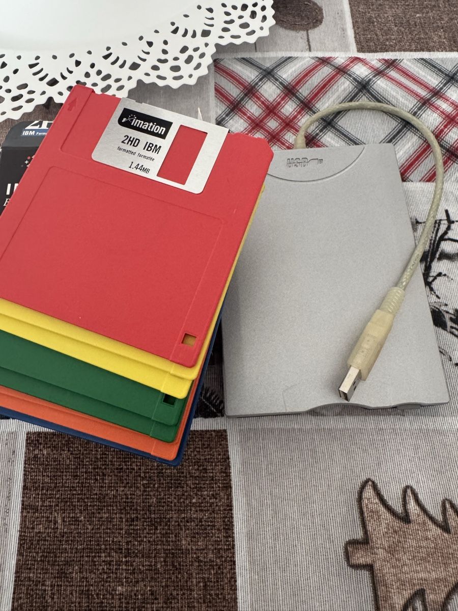 Dischetti: USB Floppy Drive + 2HD Disketten 1.44MB – Usato da St. Margarethen TG venduto da Apple_Lovers 3