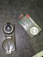 Alter Militärkompass und Taschenlampe