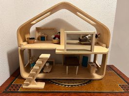 Modernes Puppenhaus inkl. Puppenfamilie  sehr guter Zustand