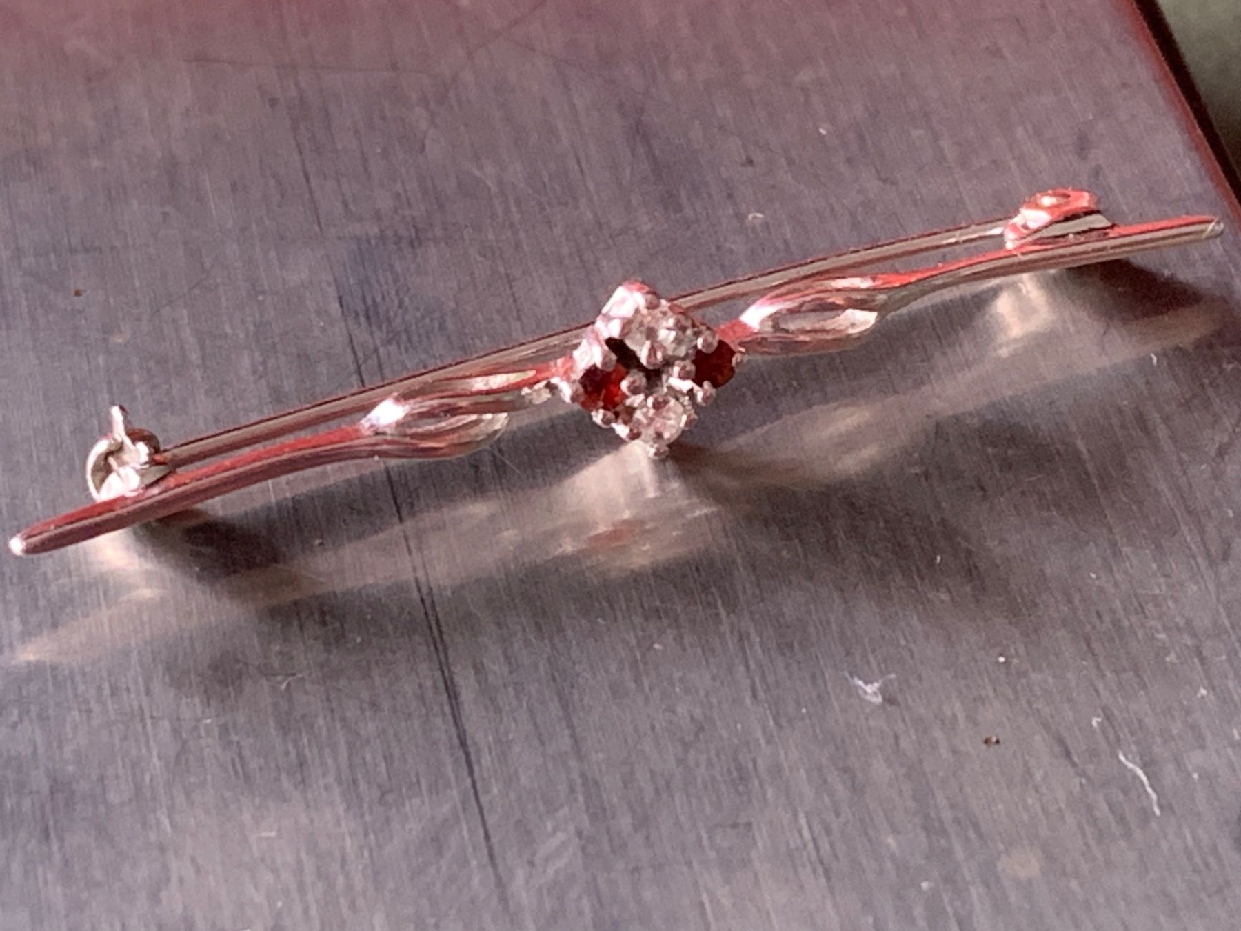 Spille & Fermagli: Klassische Brosche rot/weiss – Usato da Laufen venduto da Bellebellezza 2