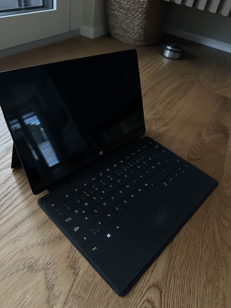 Microsoft Tablet PC: Microsoft Surface mit Tastatur – Usato da Kloten venduto da sel_nq8h