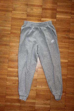 graue Trainerhose der Marke Nike in der Grösse 146