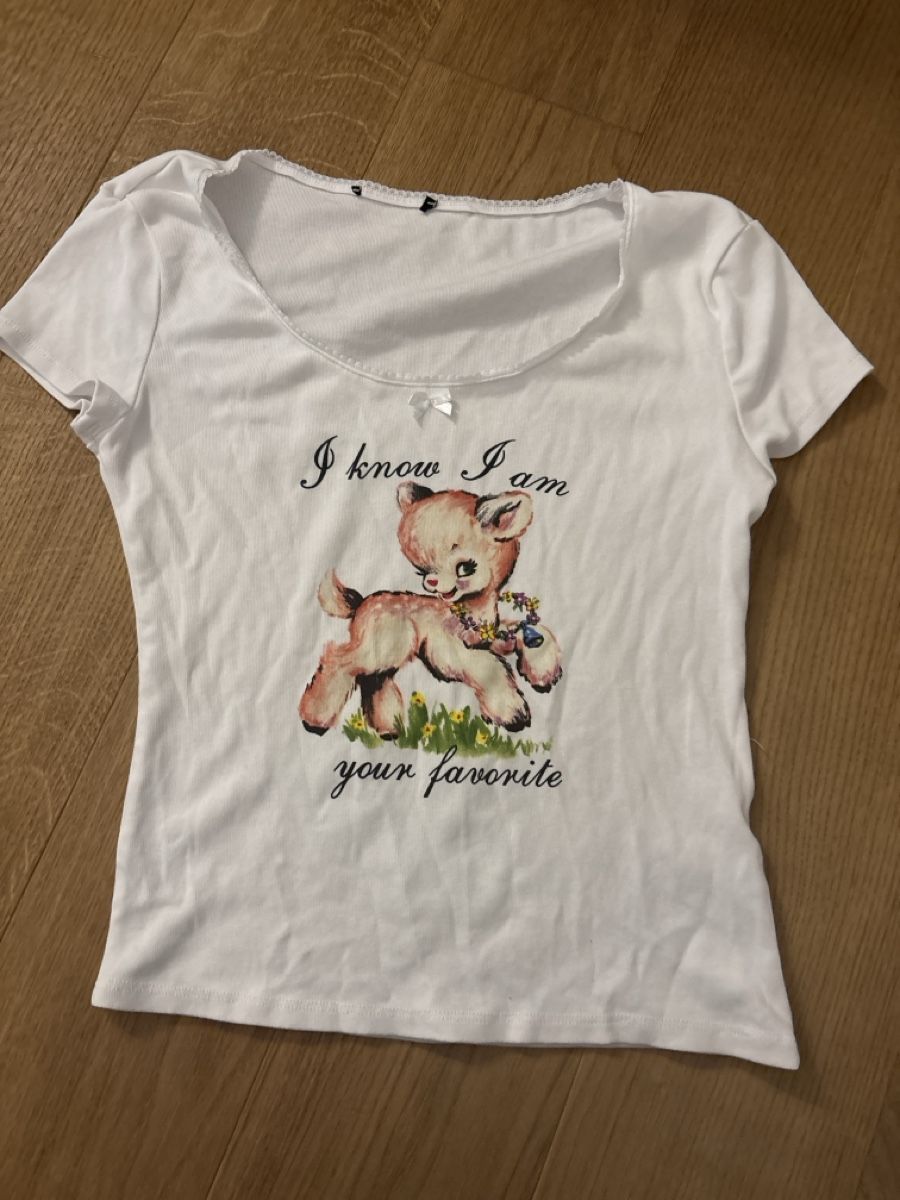 Zara Top: Zara Cute Deer Graphic Tee – Usato da Steinhausen venduto da zgo_6dc6
