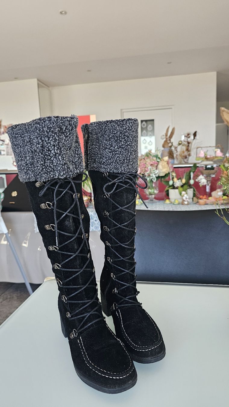 Scarpe per cavalli: Bottes en daim ornées d'un cordon décoratif sur le devant. – Usato da Nax venduto da mojy