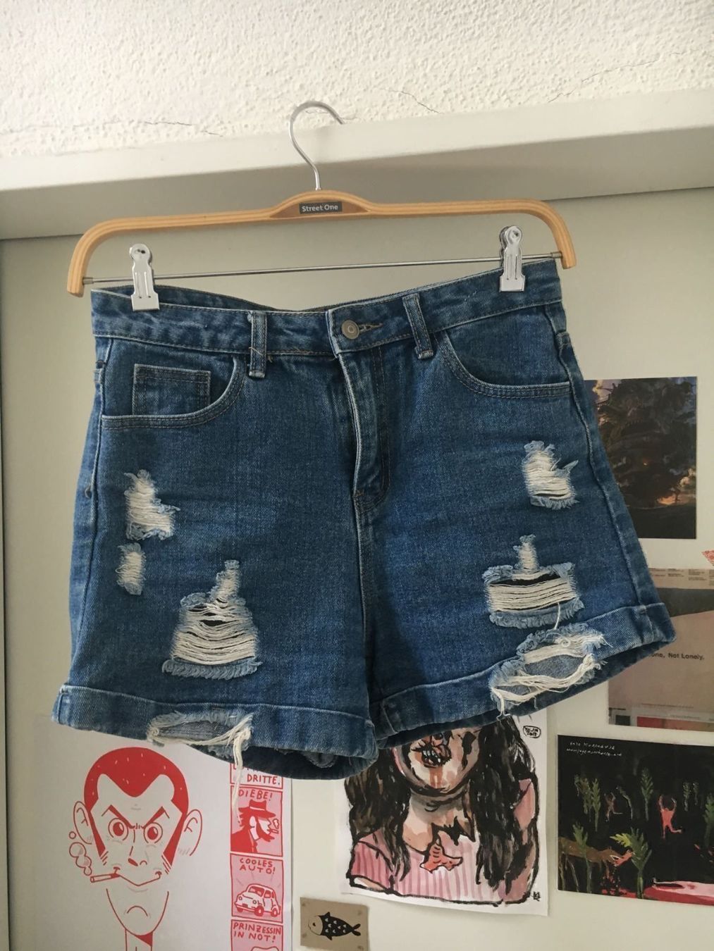 Jeans: destructed high waist denim shorts – Usato da Luzern venduto da 2ndchances