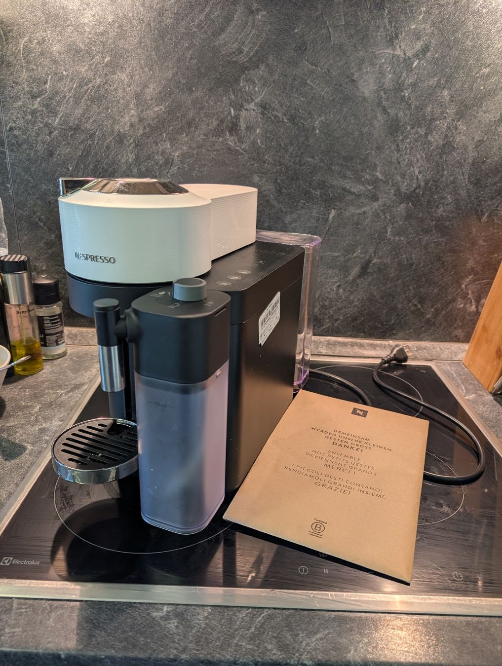 Nespresso Macchine per caffè & Macchine per espresso: Nespresso Vertuo Lattissima De Longhi – Usato da Zell ZH venduto da Kuroma 1