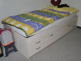 Bett mit Schubladen hellbraun inkl. Lattenrost und Matratze