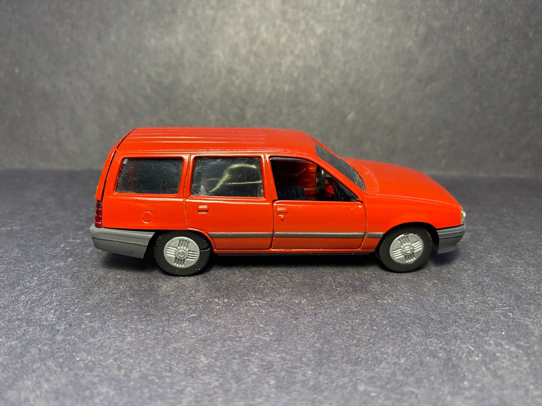 Gama Modellini d'auto: Opel Kadett E Caravan - GAMA 1:43 – Usato da Spiez venduto da Mlandcruiser 5