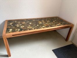 Retro Salontisch (70er-Jahre) mit Kieselstein-Platte