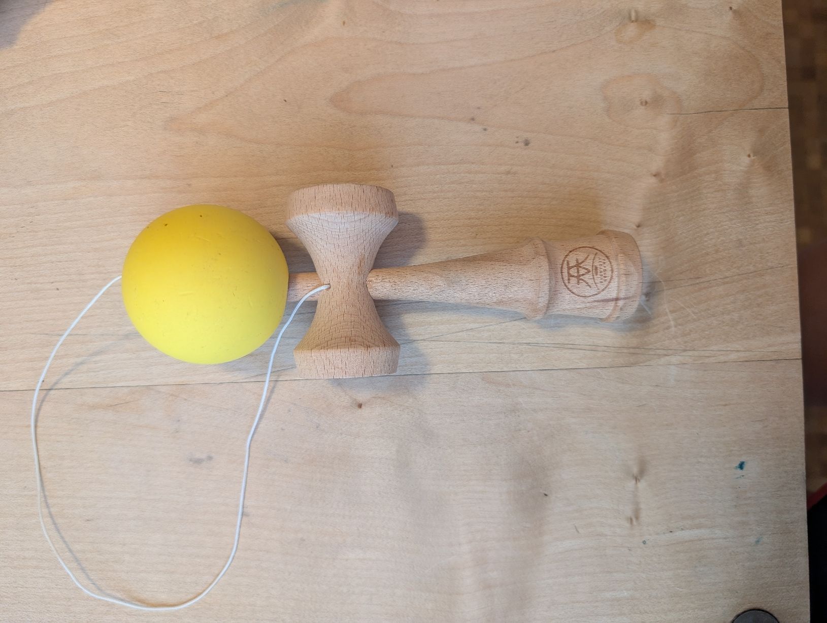 Giocattoli: Kendama Holz mit gelber Kugel  – Usato da St. Gallen venduto da Isycheng