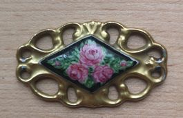Antike Brosche / Anhänger aus Porzellan mit Goldbemalung