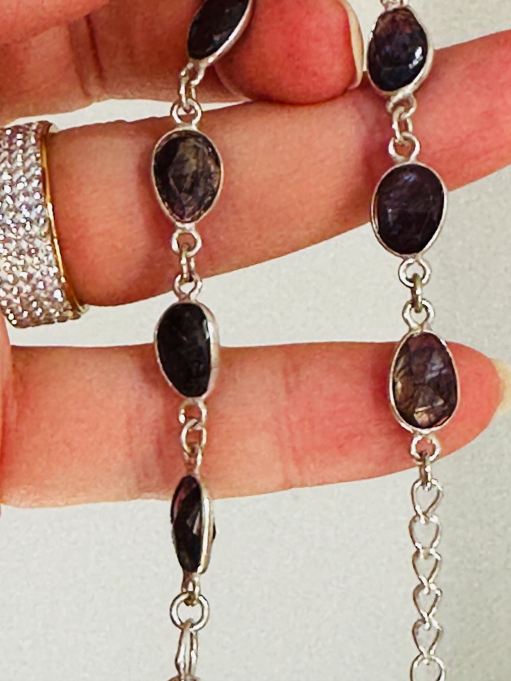 Bracciali & Braccialetti: Color Enhanced Red Flash Labradorite Bracelet 7" – Nuovo e nell'imballaggio originale da Genève venduto da AGBERG 3